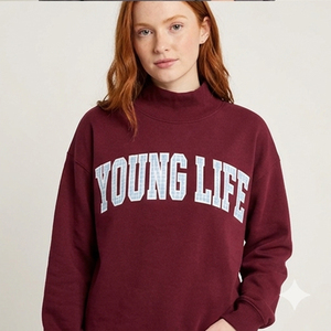 เสื้อสเวตเชิ้ตคอกลมโอเวอร์ไซส์สำหรับผู้หญิง ยี่ห้อ Young Life แบบสั่งทำพิเศษ พร้อมลายตัวอักษรแบบ Varsity แขนยาว - Product Image 2