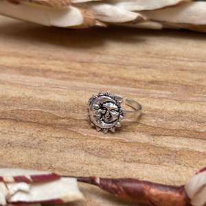 Anillo de latón bohemio con diseño de sol para mujer, acabado plateado oxidado, diseño de sol celestial, uso diario, venta al por mayor - Product Image 4