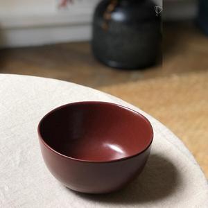 Bol de service en céramique rouge foncé rustique, finition mate lisse, design moderne minimaliste, durable, sans danger pour les aliments, indispensable pour la cuisine - Product Image 2