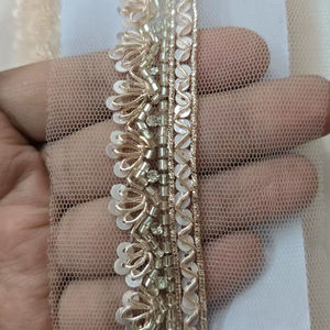Ribete de encaje de ganchillo hecho a mano con cuentas metálicas de algodón ecológico y lentejuelas - Product Image 1