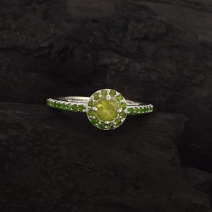 Nuevo Anillo Clásico de Plata de Ley 925 con Peridoto Verde y Diseño de Flor con Engaste Pavé, Anillo de Compromiso para Mujer - Product Image 2