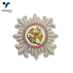 Patch en tissu de laine brodé 3D fait main de forme irrégulière avec motif de dragon doré à coudre par TRENDLE SPORTS - Product Image 1
