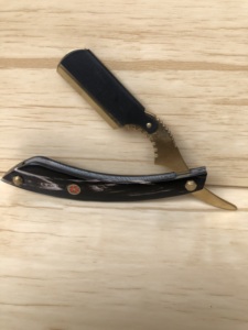 มีดโกนหนวดตรงทำมือจากสแตนเลสสำหรับร้านตัดผมมืออาชีพ พร้อมด้ามจับทำจากเขาแกะ - Product Image 2