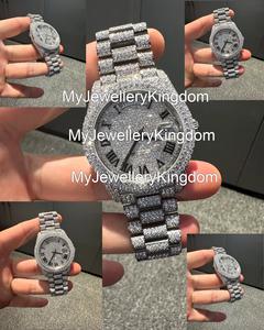 Reloj Unisex con Números Romanos, Completamente Cubierto de Moissanita y Acero Inoxidable, Resistente al Agua hasta 10 Bares - Product Image 1