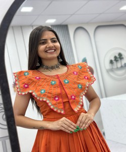 ชุดเดรสงานปักลายโรมันสมัยใหม่และงานปักแบบคัทลี สำหรับงานเทศกาล ราคาขายส่ง เสื้อผ้าชาติพันธุ์ สีส้ม - Product Image 2