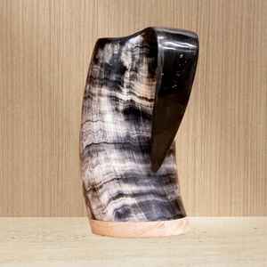 Mug en corne sculpté de haute qualité, écologique, forme naturelle polie, design moderne, objet décoratif, Uttar Pradesh, Inde - Product Image 3