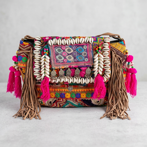 Sac à bandoulière ethnique fait main pour femme, style bohème, avec broderie Banjara colorée, motifs géométriques miroir et coquillages de cauris, à franges - Product Image 3