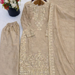 Présentation de la nouvelle collection de créateurs en soie avec broderies lourdes et travail de codage séquentiel, ensemble haut-bas et dupatta. - Product Image 1