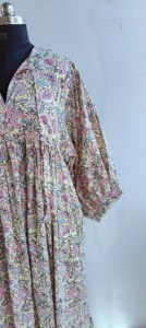 Robe midi décontractée en coton beige à imprimé floral fait main style bohème chic avec col noué et manches courtes pour femme - Product Image 2