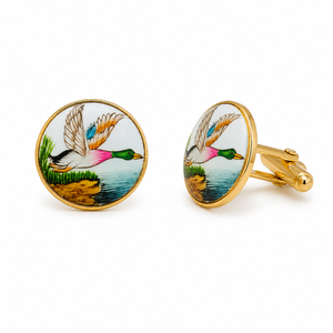 Boutons de manchette en laiton émaillé faits à la main, motif canard sauvage en vol, base blanche, finition dorée, marque Mayrabygungun, origine Rajasthan - Product Image 1