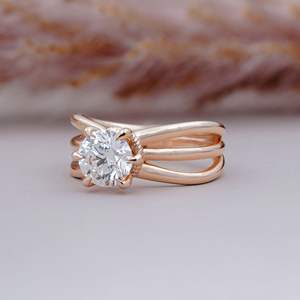 แหวนหมั้นเพชรทรงกลมสามเม็ดแบบราชวงศ์ ผลิตด้วยเทคนิค Lab Grown ในตัวเรือนโรสโกลด์ ดีไซน์โมเดิร์นแบบ Solitaire สำหรับเจ้าสาว เครื่องประดับเพชร - Product Image 1