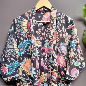 Bata Kimono de Algodón Suave y Transpirable con Estampado Digital de Dibujos Animados para Mujer, Camisón de Verano Hecho a Mano con Cuello en V y Elástico, de Naaz Textile - Product Image 1