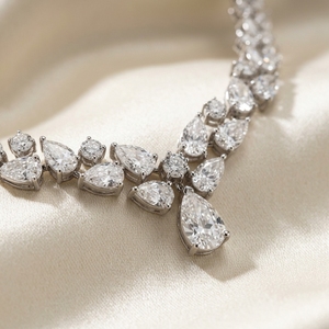 Collier de mariée en or jaune 10 carats plaqué or, avec diamant de laboratoire de 30 carats, solitaire, de forme goutte de poire graduée et mélange de formes, pour mariage - Product Image 3
