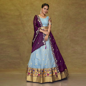 Conjunto de Lehenga Choli de Seda Banarasi de Diseño, con Patrón de Tejido Tradicional, Falda Acampanada, Dupatta Elegante, Sin Arrugas, Largo hasta el Suelo, para Fiesta de Gala - Product Image 3