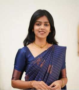 Sari en soie Banarasi tissé à la main de qualité supérieure avec motifs floraux, idéal pour les réceptions nuptiales et les tenues de fête, disponible à la vente - Product Image 5