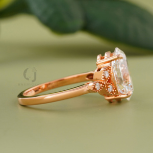 Bague de fiançailles ovale en diamant de laboratoire de 3,09 carats, style vintage, or rose, avec bande à feuilles milgrain, DEF VVS VS, bijoux de mariée raffinés - Product Image 2