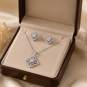 Ensemble collier et boucles d'oreilles assorties en argent 925 avec pendentif géométrique en perles - Bijoux élégants de créateur pour femmes, pour mariage, fête ou usage quotidien - Product Image 4