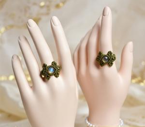 Bagues en labradorite avec motif floral en macramé |   Bagues Statement Vertes Tissées à la Main |   Mangalmay Corporation - Product Image 1