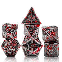 Jeu de dés en métal vintage avec éclaboussures de sang, motif épée gravé, dés RPG faits à la main pour jeux de rôle sur table