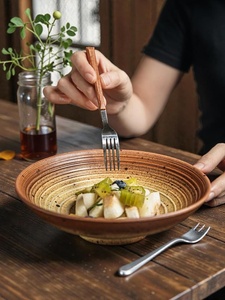 Tazón de cerámica hecho a mano con diseño cultural Wabi-Sabi para servir pudín, ideal para hoteles, de Universal Overseas INDIA. - Product Image 3