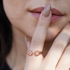 แหวนทองคำโรสโกลด์ 14K ประดับเพชรแล็บโกรว์ ดีไซน์วงแหวนแบบเปิด ประดับเพชรทรงบาแก็ตต์ ล้อมเพชรทรงกลม แหวนวงใหญ่ทันสมัย ปรับขนาดได้ - Product Image 2