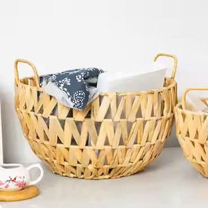 Cesta redonda para guardar alimentos y artículos del hogar, tejida con jacinto de agua. - Product Image 1