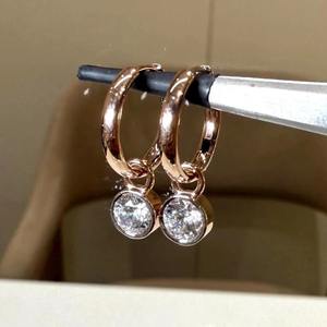 Boucles d'oreilles Huggie en or rose massif 14 carats avec diamant de laboratoire certifié IGI 1 carat, pendentif détachable, style minimaliste, cadeau de fête pour femme - Product Image 2
