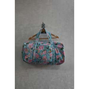 Sac de voyage de luxe léger de style bohème pour le week-end, sac à bandoulière matelassé à imprimé floral indien fait main - Product Image 1