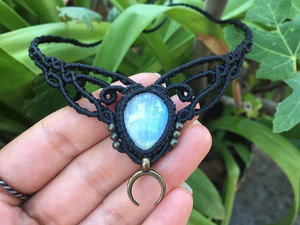 Collar de Macramé Negro con Piedra Lunar Hecho a Mano al por Mayor, Colgante de Luna Creciente, Joyería Boho de Cristal Ajustable para Mujer - Product Image 1