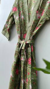 Robe kimono en coton à fleurs style bohème, léger et idéal comme paréo de plage - Product Image 2