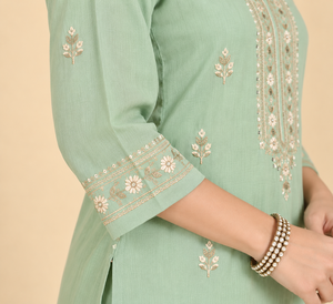 Kurta en coton brodé vert menthe avec pantalon palazzo blanc, tenue décontractée pour tous les jours, coupe ample, manches trois quarts, robe midi - Product Image 4