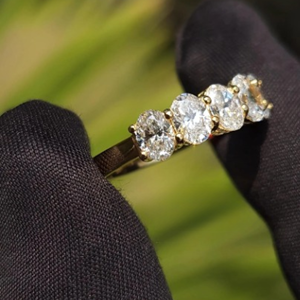 Bague éternité en or massif 14 carats, sertie de 35 diamants ovales de 1,75 carat, qualité VVS E, cultivés en laboratoire, faite à la main, cadeau idéal pour une occasion spéciale. - Product Image 2