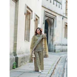 Ensembles de costumes pour femmes de créateurs avec broderie et sequins - Haut - Bas et dupatta - Product Image 1