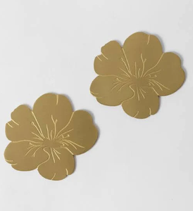 Juego de cuatro posavasos redondos de latón con forma de rodajas de cítricos y textura punteada, disponibles a precios de mayorista. - Product Image 3