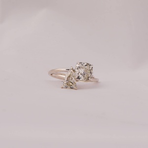 Bague de fiançailles de luxe classique en or massif 18KT avec triangle et diamant de laboratoire carré taillé sur coussin certifié IGI - Product Image 1