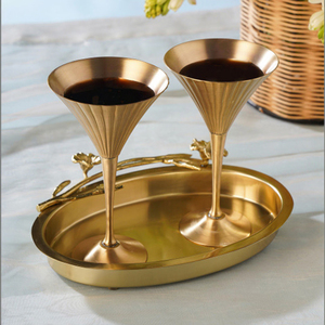 Plateau de service ovale en métal doré de luxe avec une poignée sculptée à motif floral délicat, un accent sophistiqué pour un service moderne - Product Image 6