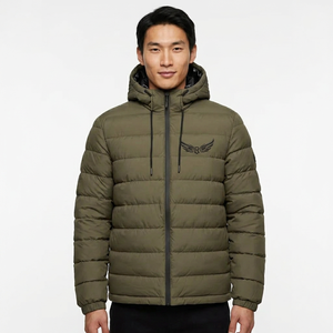 Chaqueta con Capucha Verde Oliva para Hombre con Logotipo Bordado, Abrigo Casual de Invierno Cortavientos, Corte Regular, Cierre de Cremallera - Product Image 6