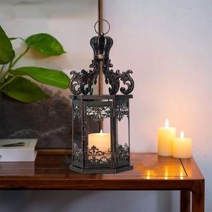 Lanterne en métal au design élégant pour une présentation décorative en intérieur, offrant une lueur douce, idéale pour mettre en valeur les arrangements de la maison - Product Image 1