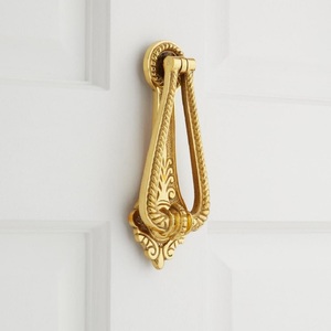 Timbre de puerta Regency en tono dorado con bordes de cuerda ornamentados, intrincados motivos de volutas y marco decorativo en forma de lágrima para entrada clásica - Product Image 1
