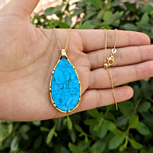 Elegante collar con colgante de piedra de turquesa azul, chapado en oro de 18k, estilo hoja, con engaste tipo collet, joyería boho-sureño. - Product Image 4