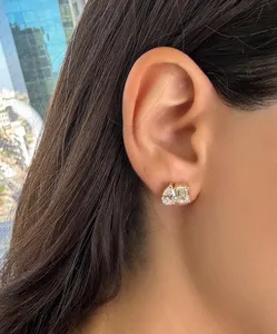 Pendientes Solitarios de Diamante Cultivado en Laboratorio con Corte de Pera y Esmeralda de 5 Quilates, Oro Amarillo de 14k - Product Image 4