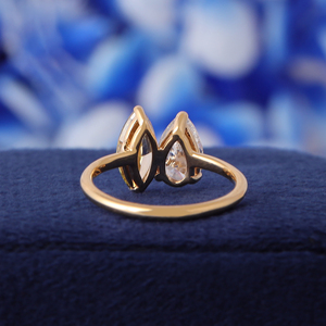 Bague de fiançailles Toi et Moi en or 14 carats avec deux diamants de 1 carat taille poire et marquise, certifiés IGI, cultivés en laboratoire – Cadeau de mariage unique pour elle - Product Image 6