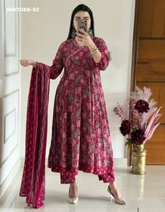 Ensemble Kurti-Pant Anarkali et Dupatta en coton Jaipuri imprimé et orné de travail Katha, au meilleur prix de gros - Product Image 2