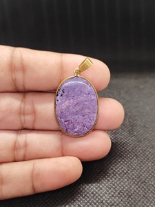 Pendentif en laiton avec charoïte naturelle |   Pendentif en laiton avec cabochon en pierre précieuse violette |   Pendentif de bijoux artisanal en gros - DESCRIPTION DU PRODUIT - Product Image 5
