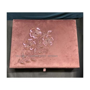 Perles d'art en velours indien et séquences florales, boîte de grande taille pour cadeau de mariage - Product Image 1