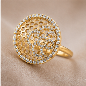 แหวนเพชรเลี้ยงในห้องปฏิบัติการ ดีไซน์ลายดอกไม้ ทองคำ 18K ลายรังผึ้งฉลุลาย สำหรับงานเลี้ยงค็อกเทล ผลิตโดยผู้ผลิตเครื่องประดับ - Product Image 2