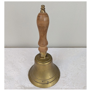 Cloche à main populaire en laiton avec manche en bois pour les comptoirs de magasins, la réception et les signaux d'attention – Cloche à main robuste en laiton 2027 - Product Image 1