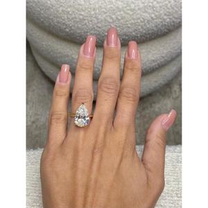 Anillo de compromiso con diamante blanco talla pera en oro amarillo macizo con banda de acento delgada y lisa, engaste clásico solitario de tres puntas - Product Image 2