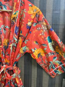 Bata Kimono Ligera y Transpirable de Algodón Floral con Cuello en V y Cordón Ajustable para Mujer, Ideal para Verano, Descanso, Playa o como Bata de Novia - Product Image 3