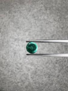 Émeraude naturelle de Zambie 0,58 ct, ronde, facettée, pierre précieuse verte, pour bague sur mesure, pendentif et bijoux de luxe - Product Image 4